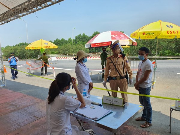 Hà Nội: CSGT, TTGT kiểm soát phương tiện dưới cái nắng cháy “da thịt”