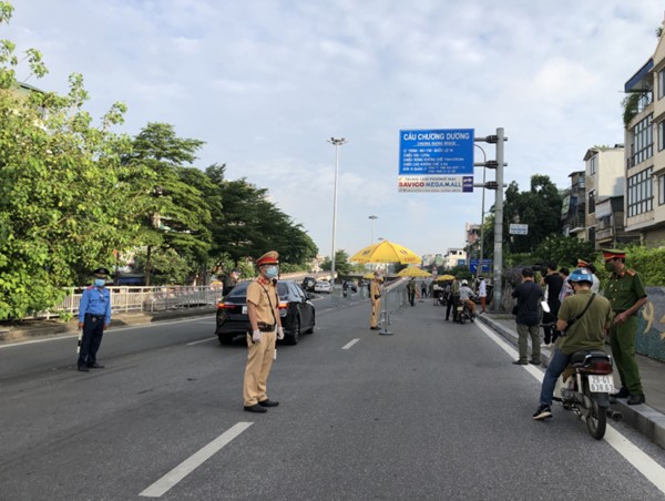 CSGT Hà Nội nỗ lực hạ nhiệt ùn tắc giao thông tại từng chốt