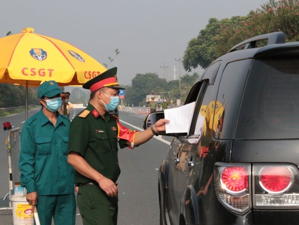 24h: Hà Nội một ngày kiểm soát hơn 10 nghìn người có giấy đi đường trong nội đô