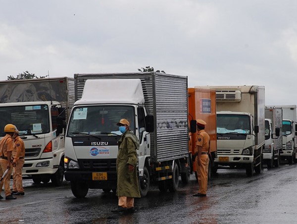 Khẩn trương bãi bỏ những quy định gây cản trở lưu thông hàng hóa