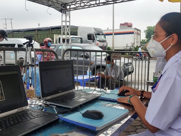 Hà Nội đưa vào sử dụng hệ thống quét QR code tại 67 chốt kiểm soát Covid-19