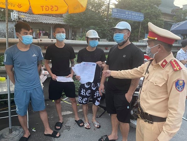 Hà Nội: Phát hiện 4 thanh niên đi giao 10 giấy xét nghiệm SARS-CoV-2 khống 