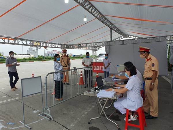 Công an TP Hà Nội: Lắp đặt 67 máy camera giúp người tham giao thông quét mã QR mỗi khi qua chốt kiểm soát dịch để di chuyển nhanh