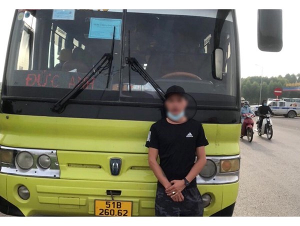 Phát hiện lái xe chở công nhân sử dụng giấy phép lái xe giả