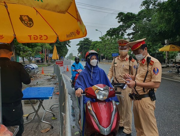 Hà Nội: Đi lại trong "vùng xanh", nhiều nơi không cần giấy đi đường