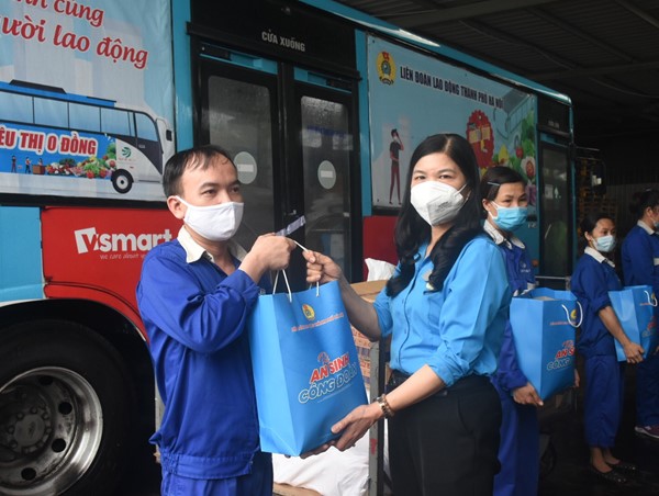 Niềm vui đến với người lao động từ những “Túi An sinh Công đoàn”