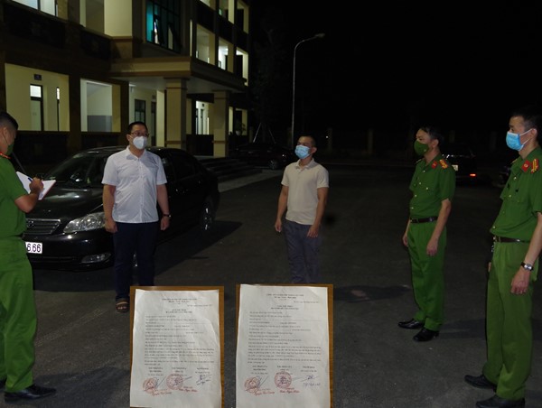 Làm giả giấy đi đường để qua chốt kiểm dịch, hai đối tượng bị bắt giữ