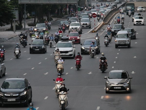 Hà Nội: Phố xá đông xe cộ, Tổ cơ động mạnh kiểm tra giấy đi đường ở "vùng đỏ"