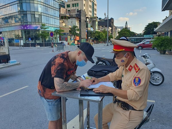 Hà Nội: Người dân "vô tư" vi phạm giao thông trong những ngày đầu nới lỏng giãn cách