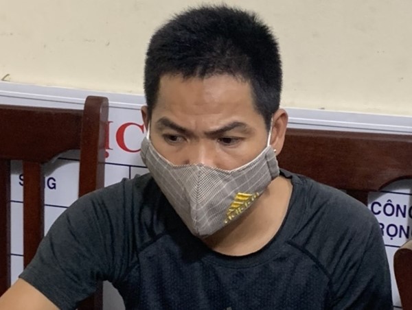 “Bí mật” bên trong chiếc khẩu trang của gã trai đi xế hộp…