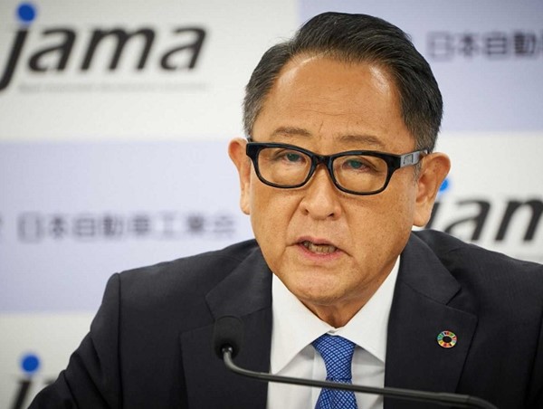 Giám đốc điều hành Toyota cảnh báo về sự thay đổi đột ngột sang xe điện