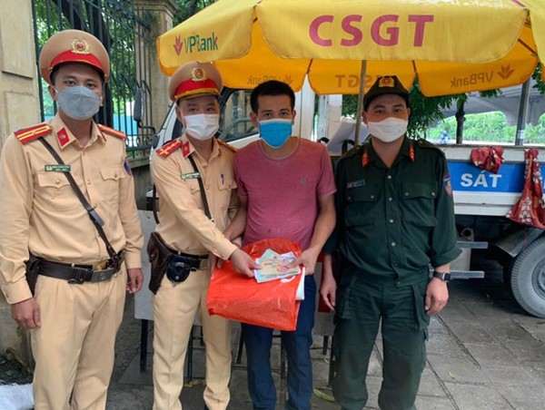 Nam thanh niên đánh rơi tiền viện phí chữa bệnh, được lực lượng 141 giúp đỡ