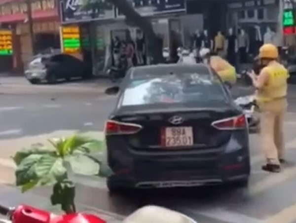 Truy bắt tài xế húc ngã CSGT xuống đường để bỏ chạy