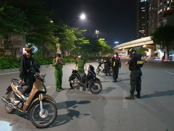 Hà Nội: CSCĐ tuần tra đêm giúp nạn nhân TNGT đi cấp cứu