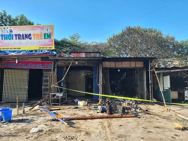 Cháy 4 ki ốt kinh doanh trên phố Lĩnh Nam lúc rạng sáng