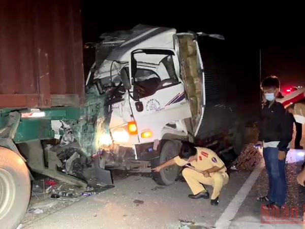 Tông vào xe đầu kéo, 2 người chết kẹt trong cabin xe tải