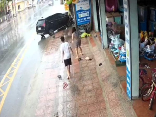 Hà Nội: Cú va quệt mạnh khiến hai người phụ nữ bị thương