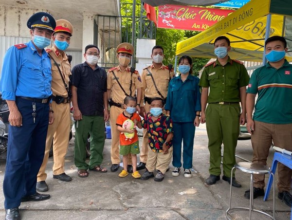 Hà Nội: Bé trai 3 tuổi lang thang trên cao tốc an toàn về với gia đình