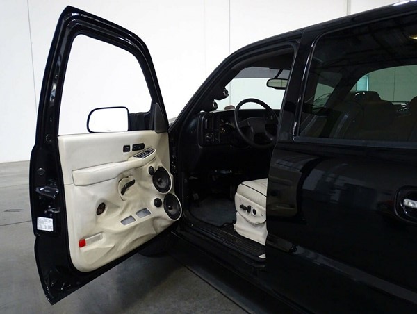 Chevrolet Silverado hoán đổi thành chiếc Cadillac Escalade 2021