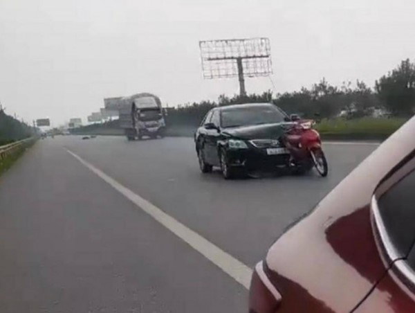 Gây tai nạn chết người, tài xế ô tô kéo lê xe máy bỏ chạy