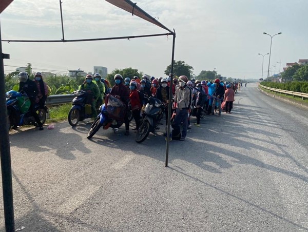 CSGT bố trí xe cảnh sát dẫn dọc tuyến đường đưa bà con từ vùng dịch phía Nam qua Hà Nội