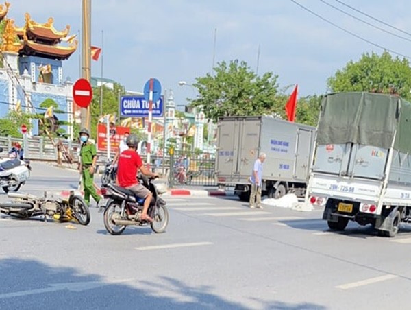 Hà Nội: Va chạm với xe tải, người đàn ông đi xe máy tử vong tại chỗ