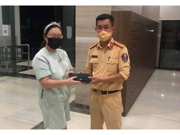 Hà Nội: Thiếu tá CSGT trả lại ví tiền cho người phụ nữ Hàn Quốc đánh rơi