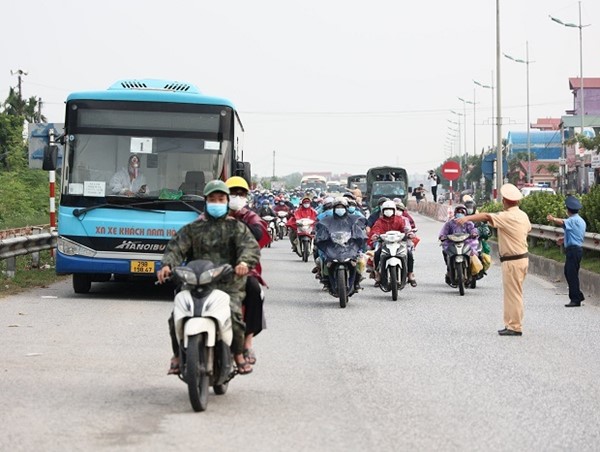 Hà Nội: Hướng dẫn hơn 1.233 người từ các tỉnh phía Nam di chuyển an toàn qua thành phố
