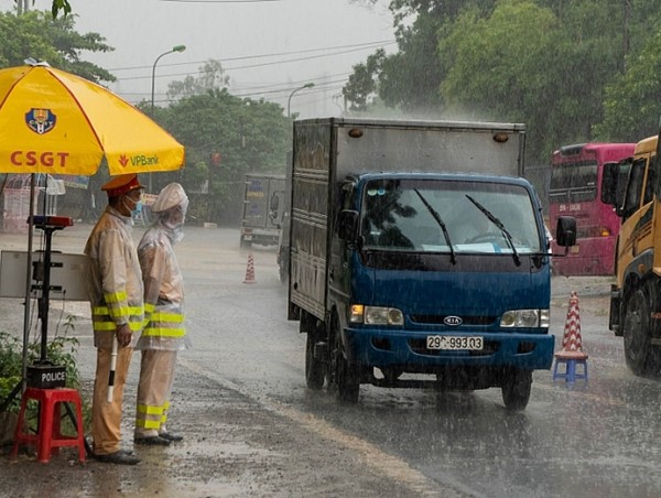 24h: Ảnh hưởng của bão số 7, lượng người qua chốt cửa ngõ Hà Nội giảm mạnh