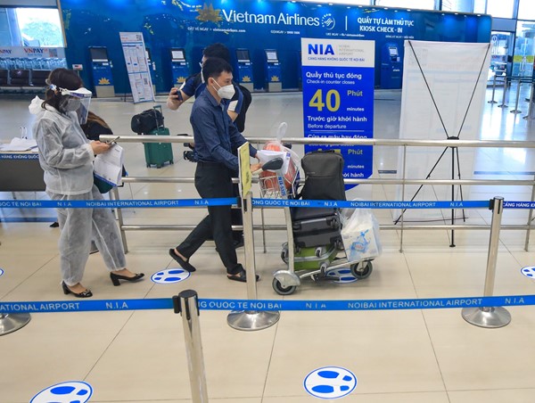Hành khách đi đường hàng không về Hà Nội theo dõi sức khỏe tại nhà hoặc nơi lưu trú 