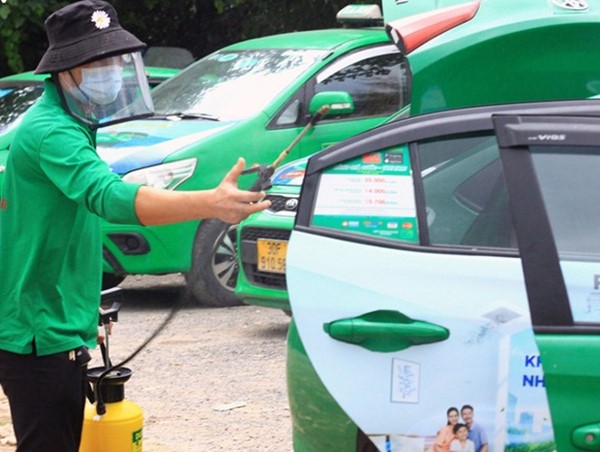 Hà Nội: Xe buýt, taxi sẵn sàng đón khách