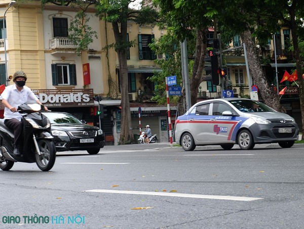 Taxi, xe công nghệ vắng khách trong ngày đầu tái khởi động