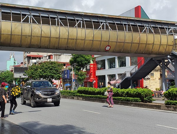 Tiềm ẩn nguy cơ mất an toàn từ việc “ngại” đi cầu bộ hành 