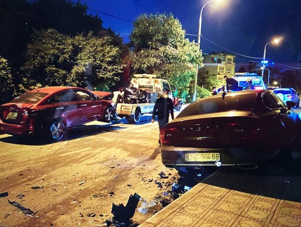 Vụ va chạm liên hoàn trên đê Bát Tràng