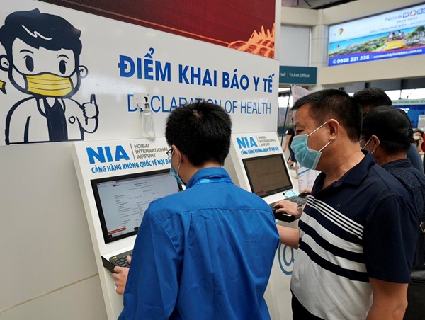 Hành khách đi máy bay vẫn phải kê khai thông tin di chuyển