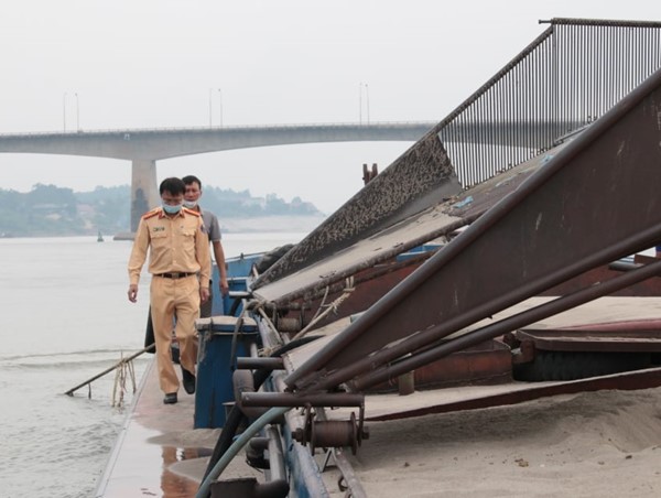 Bắt quả tang một tàu hút cát trái phép trên sông Đà