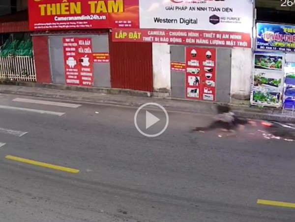 [Clip] Phóng tốc độ cao, ôm cua lấn làn, 3 nữ sinh thoát chết trong gang tấc