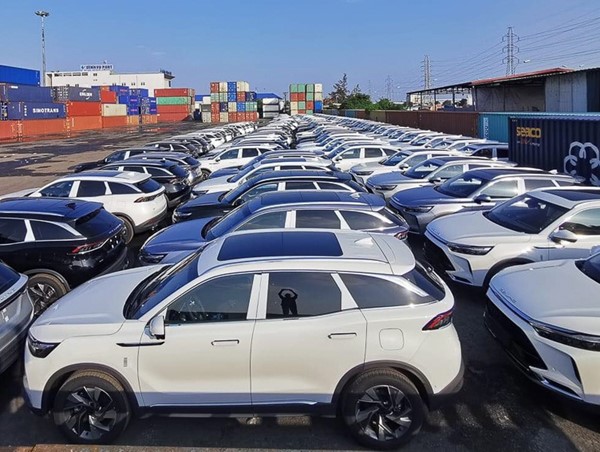 Tháng 10 ô tô nhập khẩu ồ ạt vào Việt Nam