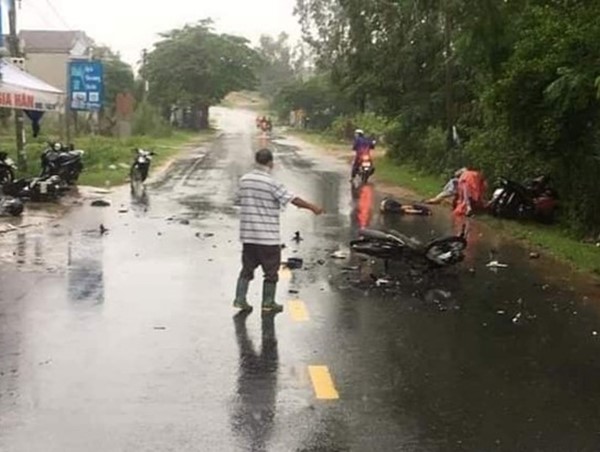 3 xe máy tông nhau, 5 người thương vong