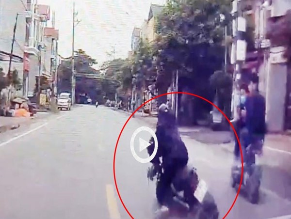 [Clip]  Tài xế phanh cháy lốp, cứu mạng nam thanh niên ngã trước đầu xe