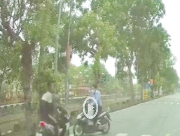 [Clip] Phóng tốc độ cao vượt đèn đỏ, 2 xe máy tông trực diện tại ngã 3.