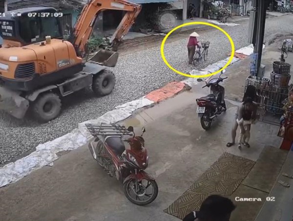 [Clip] Không làm chủ tốc độ, xe máy xúc đâm người phụ nữ lớn tuổi tử vong