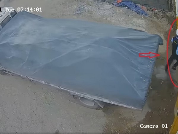 [Clip] Lùi xe đổ sập cổng công trình, bảo vệ thoát nạn trong gang tấc