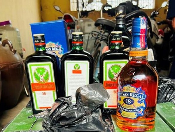 Phát hiện xe tải chở 432 chai rượu ngoại không rõ nguồn gốc