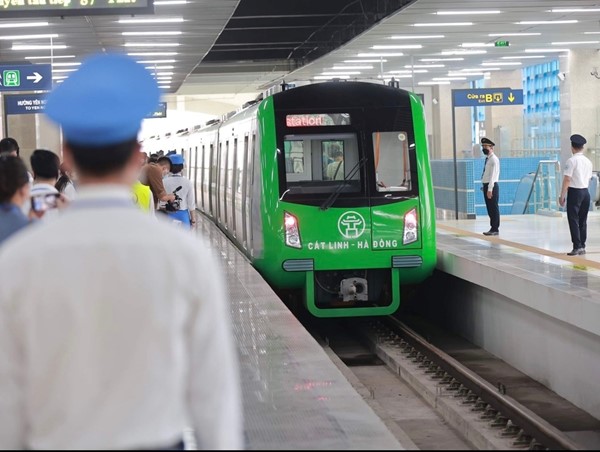 Dân công sở dự định gắn bó với tàu điện lâu dài