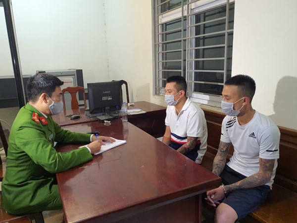 Đột kích cơ sở kinh doanh karaoke “chui” lúc rạng sáng, phát hiện 31 đối tượng đang "bay lắc"