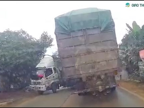 [Clip] Xe tải vào cua mất lái đâm vào xe tải khác, tài xế bị gãy chân