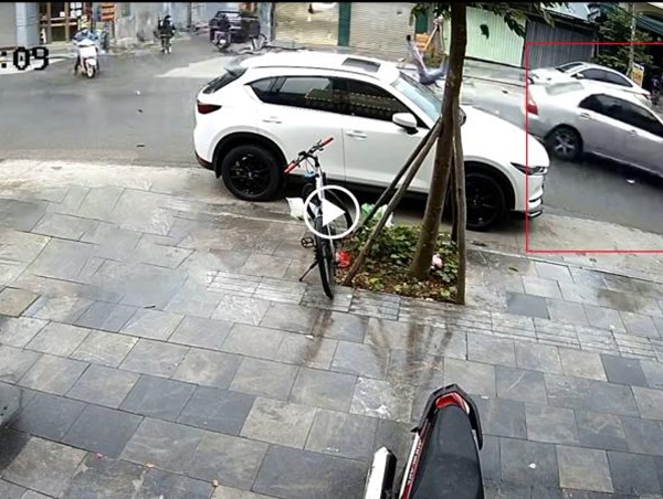 [Clip] Xe con tông bay 1 xe máy, 2 xe đạp điện rồi bỏ chạy