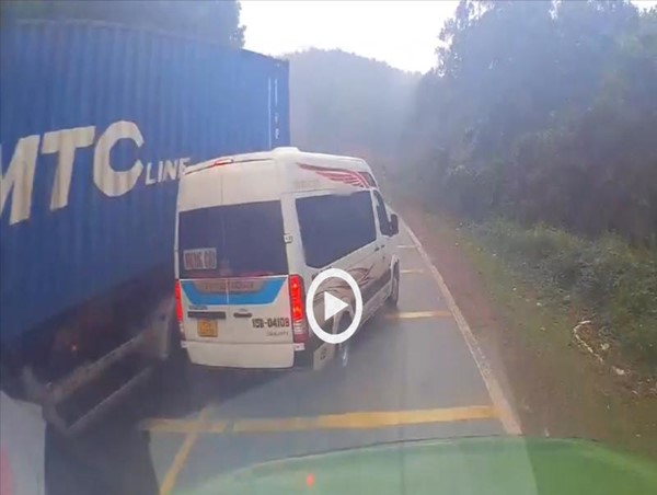 [Clip] Lấn làn vượt ẩu, xe limousine va chạm xe container lật nghiêng 