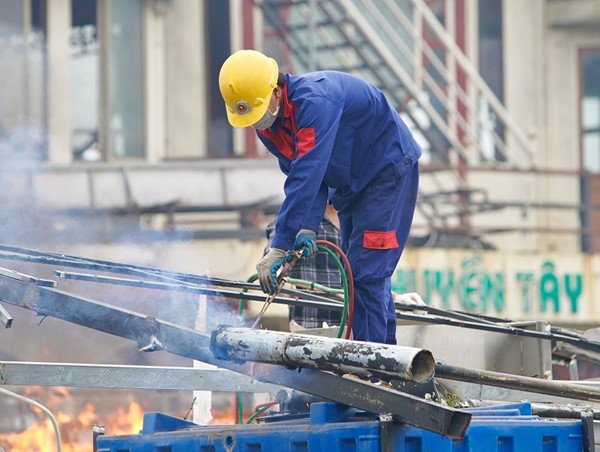 [Ảnh] Hà Nội: Tháo dỡ các thuyền bỏ hoang neo đậu nhiều năm tại hồ Tây